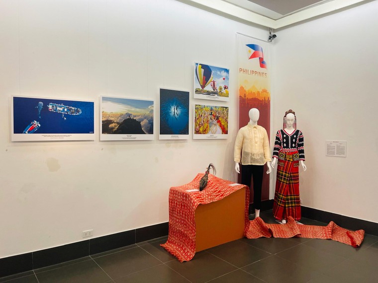 Khai mạc triển lãm 'Sắc màu Văn hóa ASEAN' ảnh 7