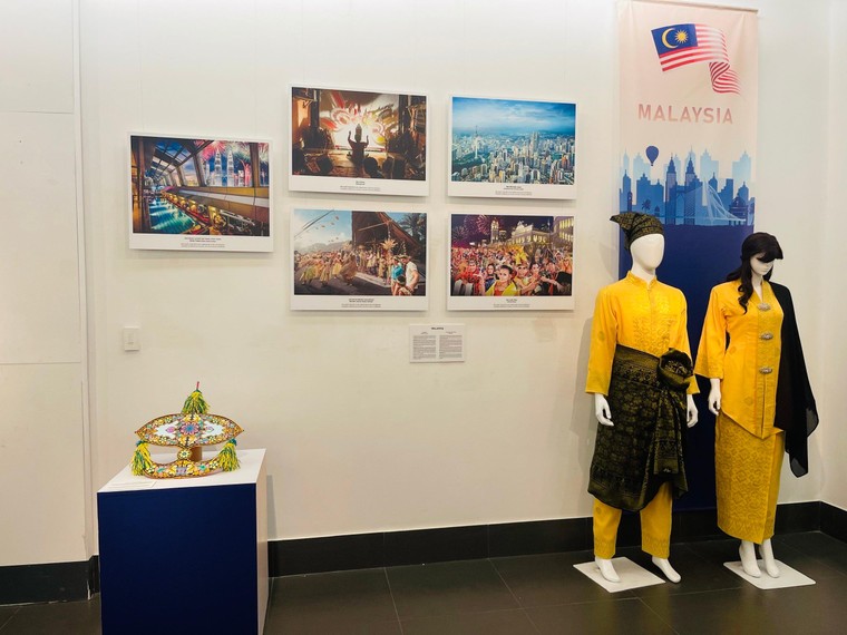 Khai mạc triển lãm 'Sắc màu Văn hóa ASEAN' ảnh 6