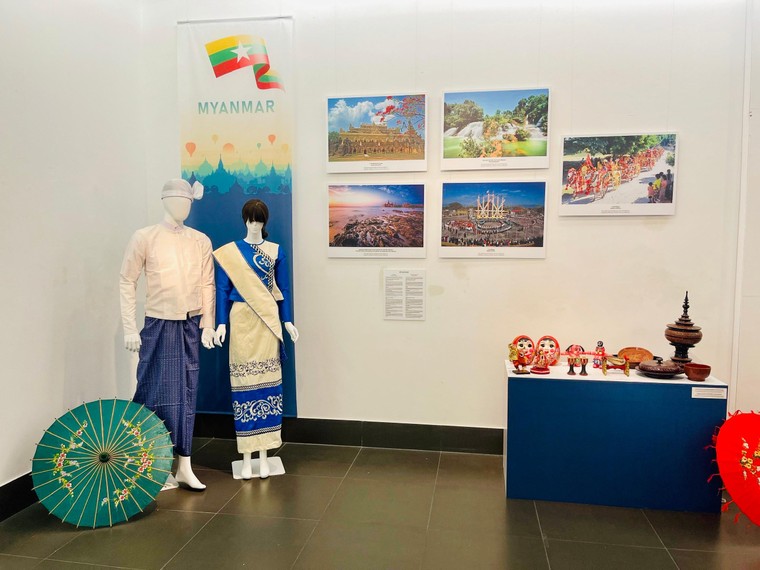 Khai mạc triển lãm 'Sắc màu Văn hóa ASEAN' ảnh 5