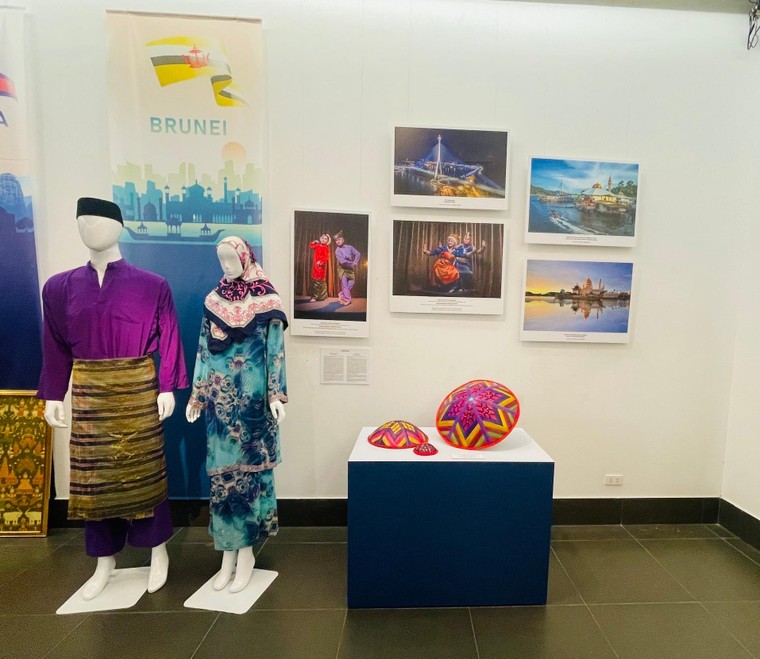 Khai mạc triển lãm 'Sắc màu Văn hóa ASEAN' ảnh 4