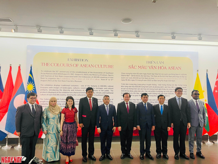 Khai mạc triển lãm 'Sắc màu Văn hóa ASEAN' ảnh 2