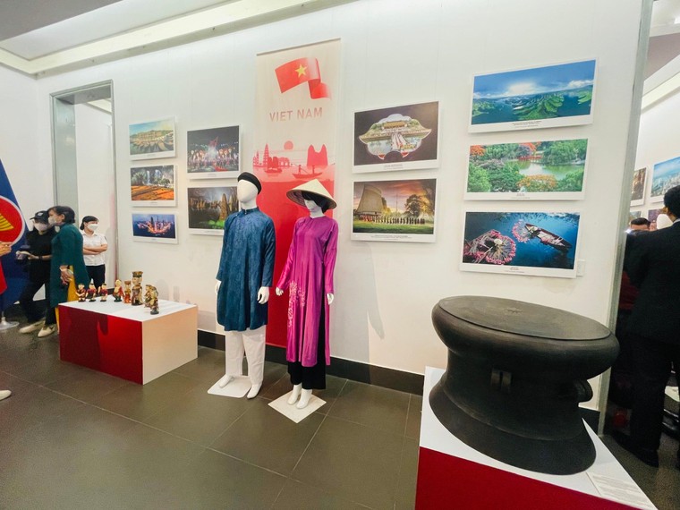 Khai mạc triển lãm 'Sắc màu Văn hóa ASEAN' ảnh 13