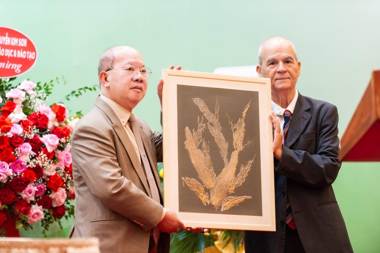 Hà Nội: Chủ tịch LH các hội UNESCO Việt Nam gặp gỡ đại diện các Đại sứ quán ảnh 4