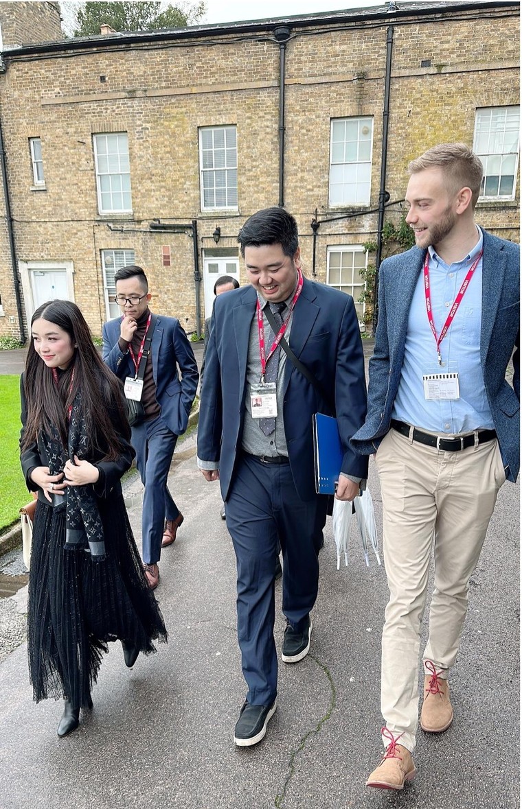 Trung tâm Thông tin UNESCO tặng tranh của họa sĩ Thể "Sapa" cho trường Haileybury, Vương quốc Anh ảnh 8