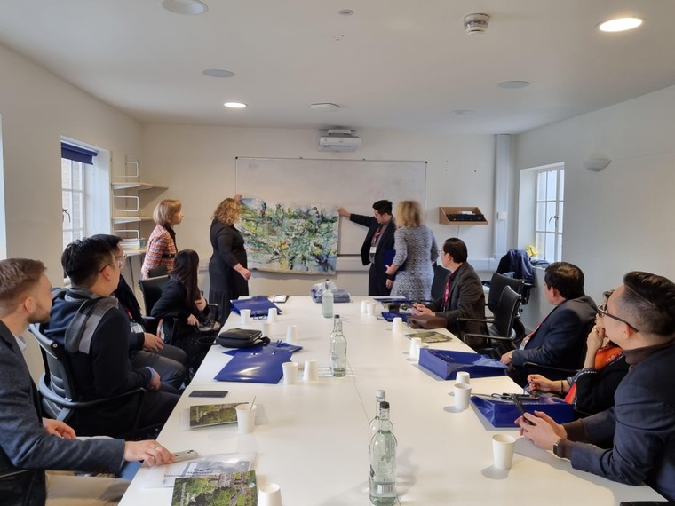 Trung tâm Thông tin UNESCO tặng tranh của họa sĩ Thể "Sapa" cho trường Haileybury, Vương quốc Anh ảnh 3