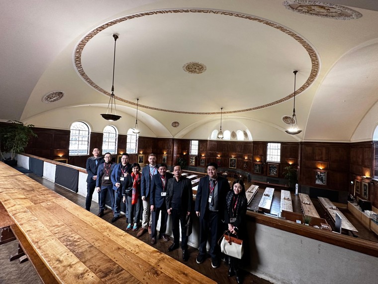 Trung tâm Thông tin UNESCO tặng tranh của họa sĩ Thể "Sapa" cho trường Haileybury, Vương quốc Anh ảnh 2