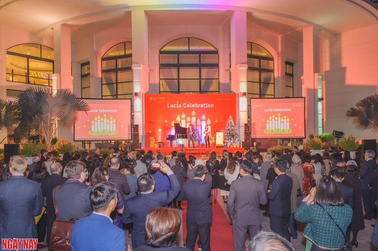 Những ngọn nến lung linh trong Lễ kính Thánh Lucia ảnh 1