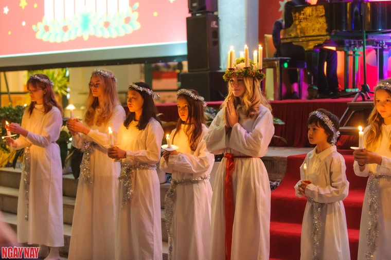 Những ngọn nến lung linh trong Lễ kính Thánh Lucia ảnh 8