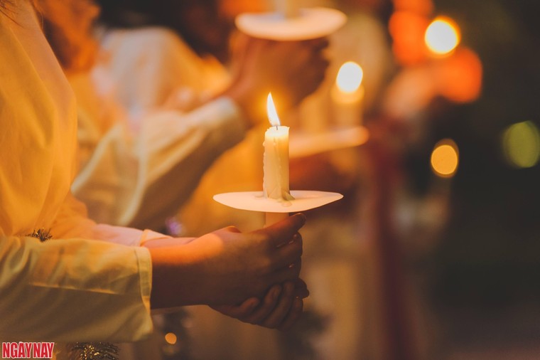 Những ngọn nến lung linh trong Lễ kính Thánh Lucia ảnh 12