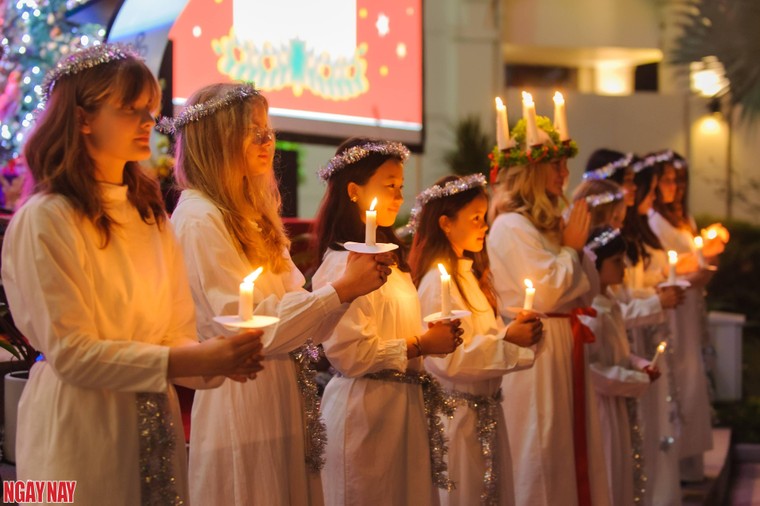 Những ngọn nến lung linh trong Lễ kính Thánh Lucia ảnh 13