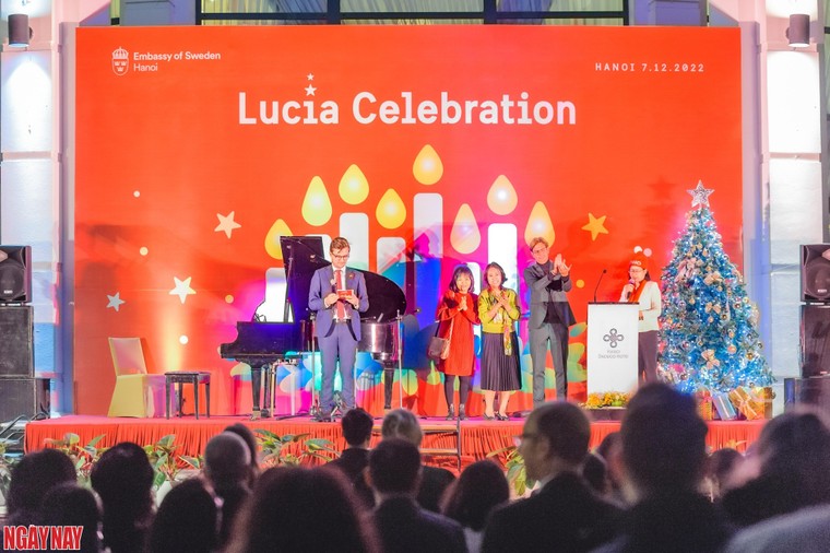 Những ngọn nến lung linh trong Lễ kính Thánh Lucia ảnh 7