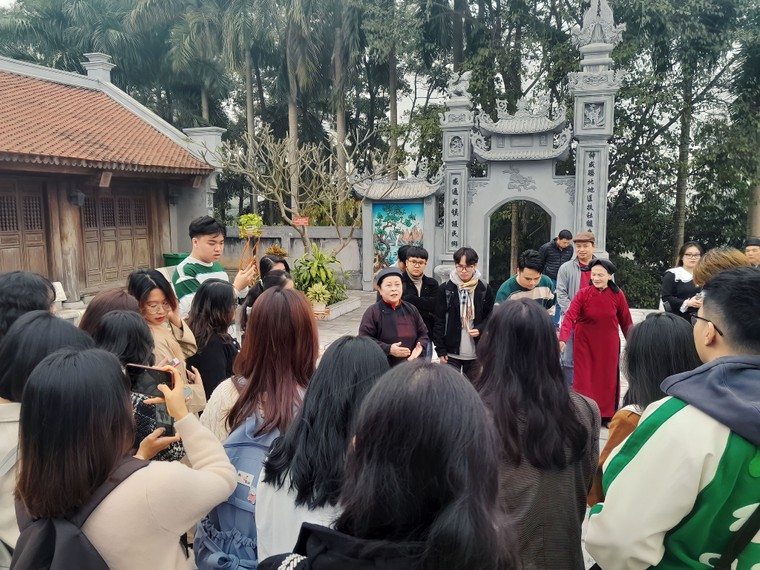 Chuyến đi thực tế chính trị - xã hội của sinh viên báo chí tại Phú Thọ ảnh 1