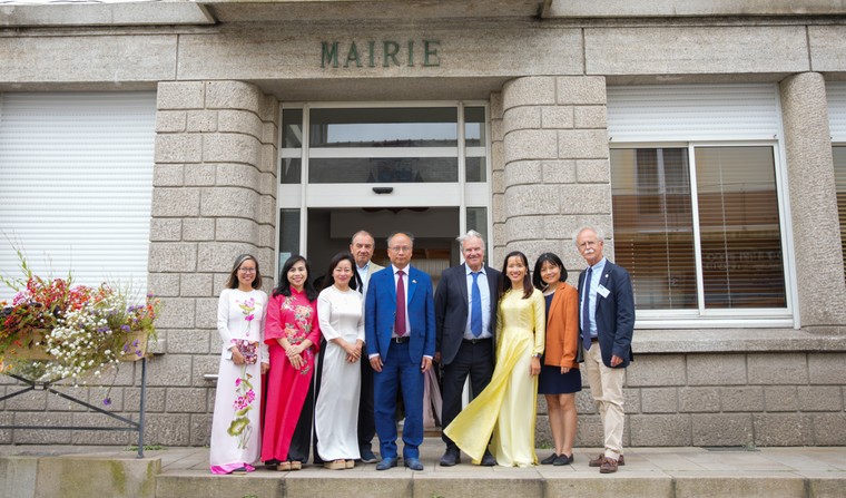 Diễu hành quảng bá văn hóa Việt Nam tại trung tâm thành phố biển Larmor Plage, Pháp ảnh 1