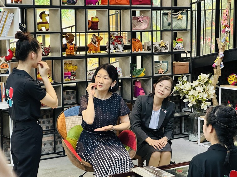 Công nương Nhật Bản Kiko đến thăm quán cà phê ngôn ngữ ký hiệu KymViet Space tại Hà Nội ảnh 8