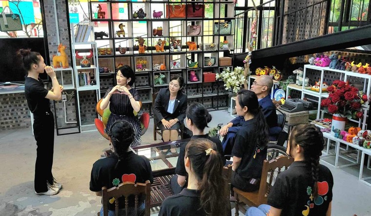 Công nương Nhật Bản Kiko đến thăm quán cà phê ngôn ngữ ký hiệu KymViet Space tại Hà Nội ảnh 6