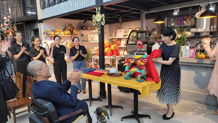 Công nương Nhật Bản Kiko đến thăm quán cà phê ngôn ngữ ký hiệu KymViet Space tại Hà Nội ảnh 2