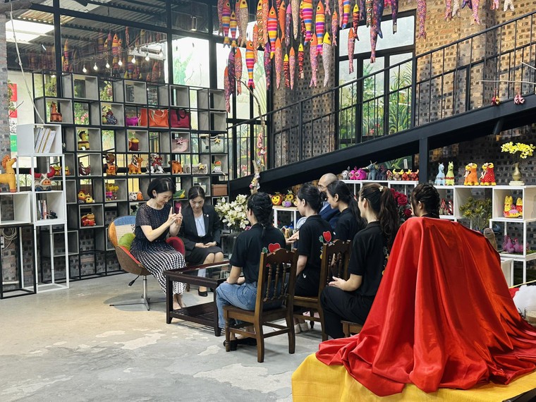 Công nương Nhật Bản Kiko đến thăm quán cà phê ngôn ngữ ký hiệu KymViet Space tại Hà Nội ảnh 7