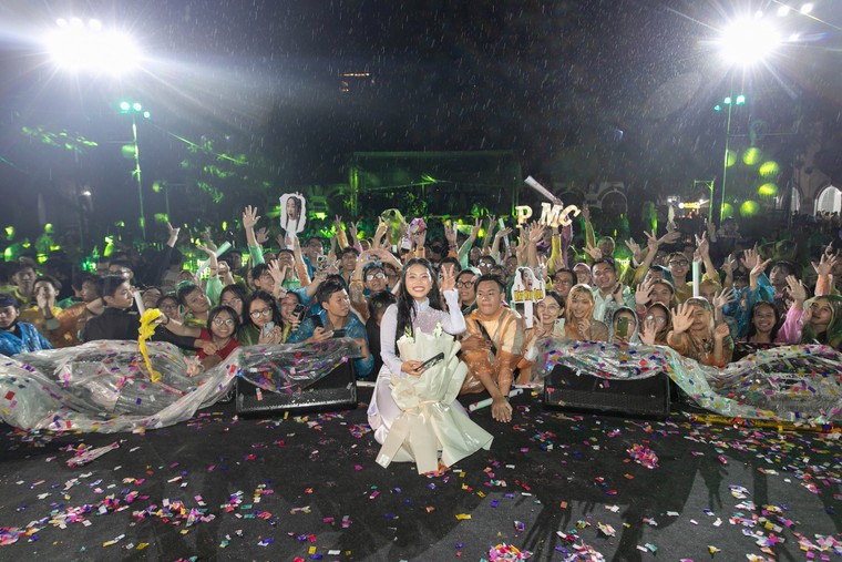Show diễn kỷ niệm 10 năm của Phương Mỹ Chi rực rỡ dưới màn mưa ảnh 8
