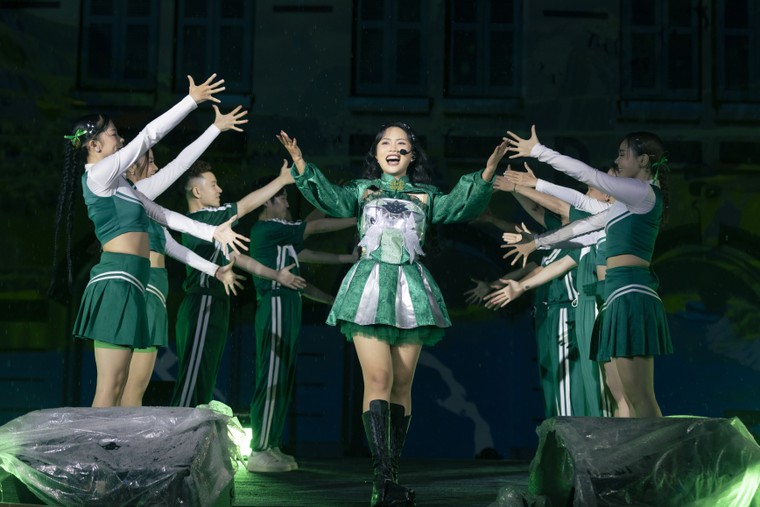 Show diễn kỷ niệm 10 năm của Phương Mỹ Chi rực rỡ dưới màn mưa ảnh 5