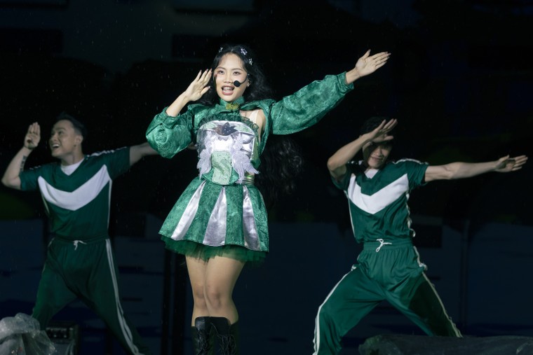 Show diễn kỷ niệm 10 năm của Phương Mỹ Chi rực rỡ dưới màn mưa ảnh 6