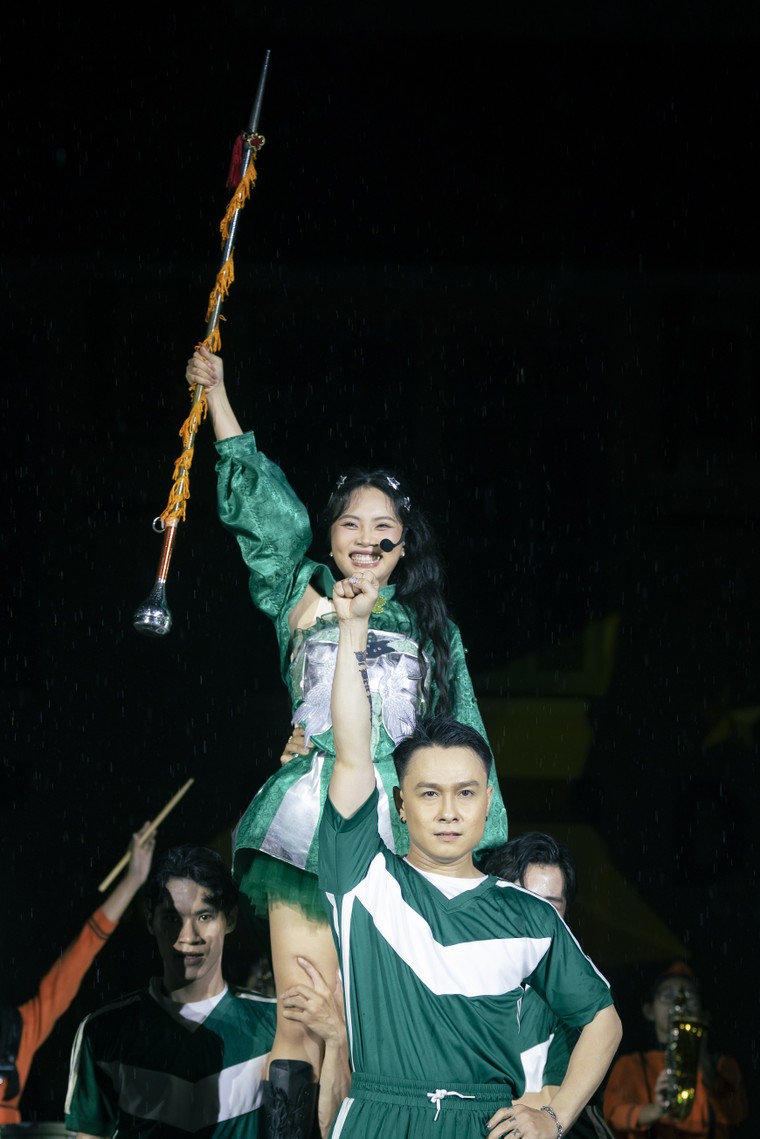 Show diễn kỷ niệm 10 năm của Phương Mỹ Chi rực rỡ dưới màn mưa ảnh 7