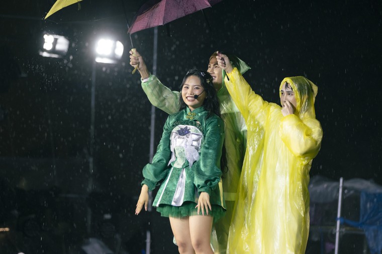 Show diễn kỷ niệm 10 năm của Phương Mỹ Chi rực rỡ dưới màn mưa ảnh 3