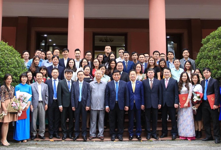 Bộ trưởng Bộ Kế hoạch và Đầu tư Nguyễn Chí Dũng được vinh danh Giải thưởng Cống hiến ảnh 1