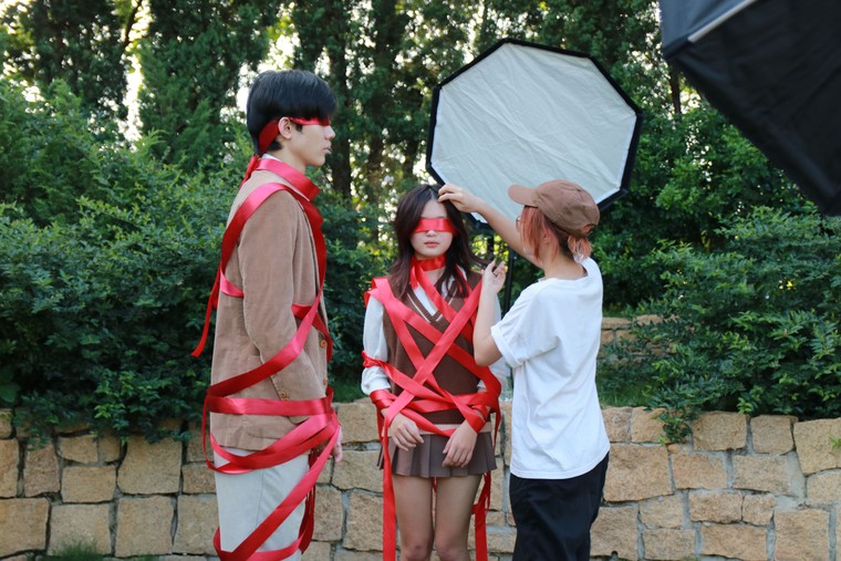 Sức sáng tạo và nhiệt huyết của sinh viên trường Báo qua bộ ảnh "Illumination" ảnh 7