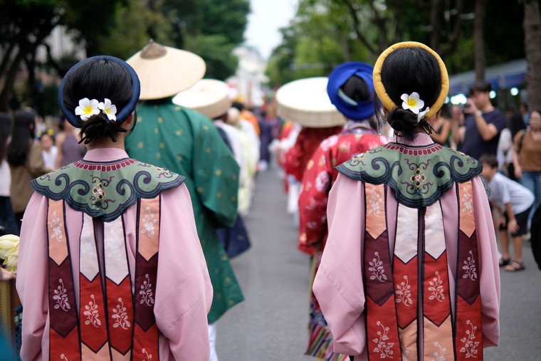 Trăm hoa khoe sắc tại Ngày hội Việt phục: "Bách Hoa Bộ hành" ảnh 6