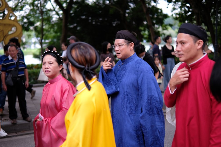 Trăm hoa khoe sắc tại Ngày hội Việt phục: "Bách Hoa Bộ hành" ảnh 2