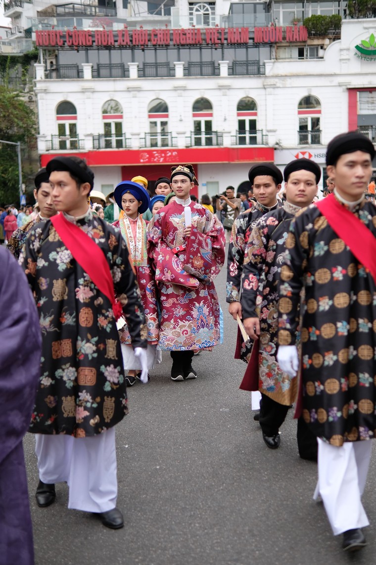 Trăm hoa khoe sắc tại Ngày hội Việt phục: "Bách Hoa Bộ hành" ảnh 9