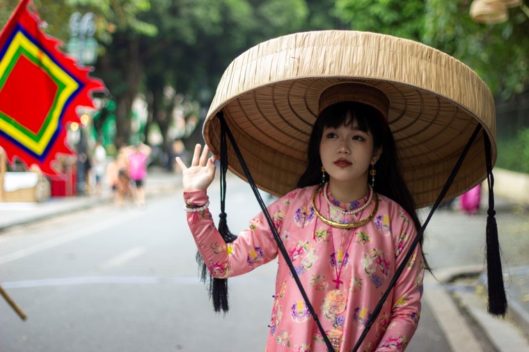 Trăm hoa khoe sắc tại Ngày hội Việt phục: "Bách Hoa Bộ hành" ảnh 15