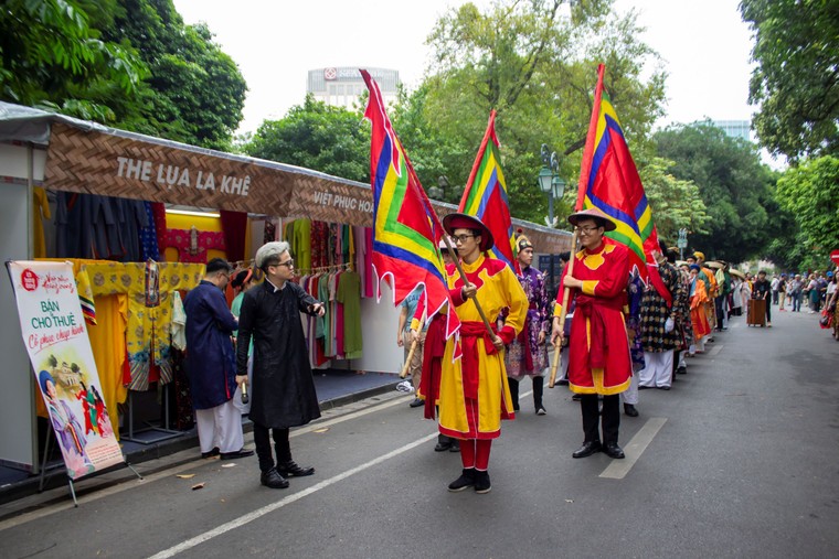 Trăm hoa khoe sắc tại Ngày hội Việt phục: "Bách Hoa Bộ hành" ảnh 17