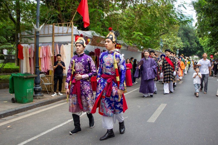 Trăm hoa khoe sắc tại Ngày hội Việt phục: "Bách Hoa Bộ hành" ảnh 18