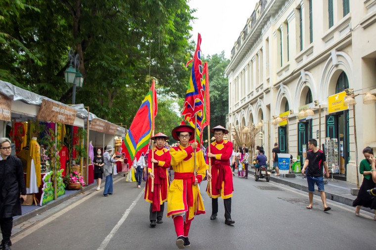 Trăm hoa khoe sắc tại Ngày hội Việt phục: "Bách Hoa Bộ hành" ảnh 19