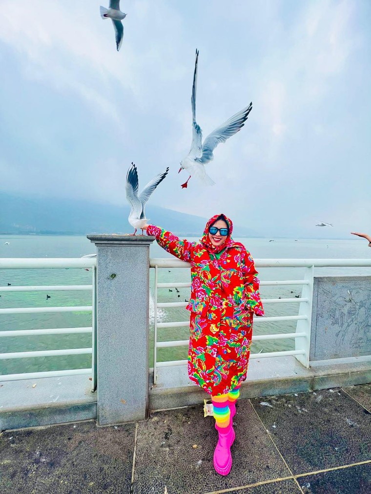 Việt cổ phục và họa tiết "chăn con công" ngày càng được người trẻ ưa chuộng ảnh 7