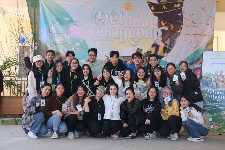 Hành trình đem nắng yêu thương đến những bản làng ở vùng cao Nghệ An ảnh 1