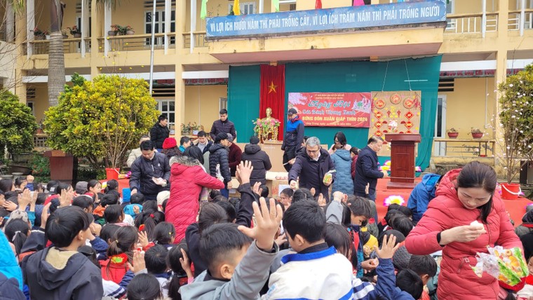 Đại sứ Azerbaijan và Đại sứ Kazakhstan tại Việt Nam tham dự lễ hội đón năm mới tại Hà Giang ảnh 6