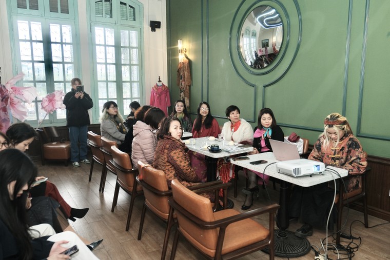 Workshop "Thiều Hoa" tiết lộ bí quyết làm mới áo dài chơi Tết ảnh 1
