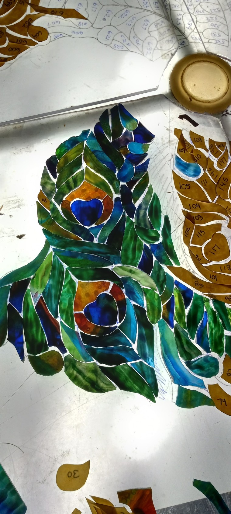 Tìm hiểu quy trình cho ra đời những chao đèn kính màu cùng nghệ nhân John Poncho ảnh 6