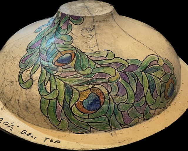 Tìm hiểu quy trình cho ra đời những chao đèn kính màu cùng nghệ nhân John Poncho ảnh 1