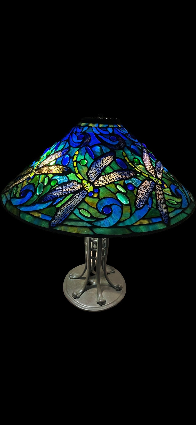 Tìm hiểu quy trình cho ra đời những chao đèn kính màu cùng nghệ nhân John Poncho ảnh 12