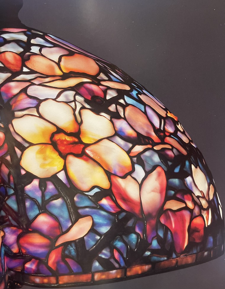 Hoa mộc lan nở rộ trên những chao đèn kính màu Tiffany ảnh 3