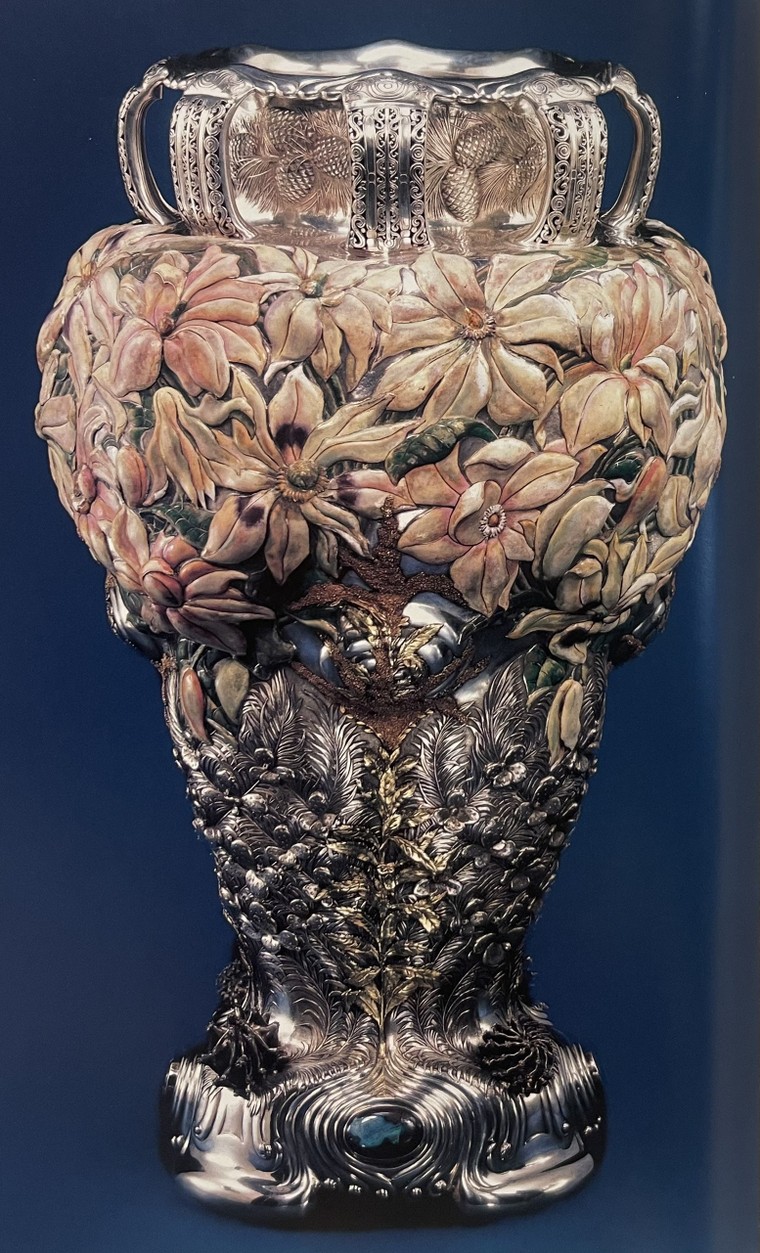 Hoa mộc lan nở rộ trên những chao đèn kính màu Tiffany ảnh 1