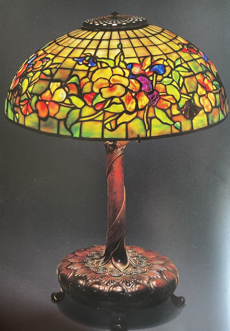 Vẻ đẹp thanh tao của hoa thủy tiên vàng trên đèn kính màu Tiffany ảnh 1