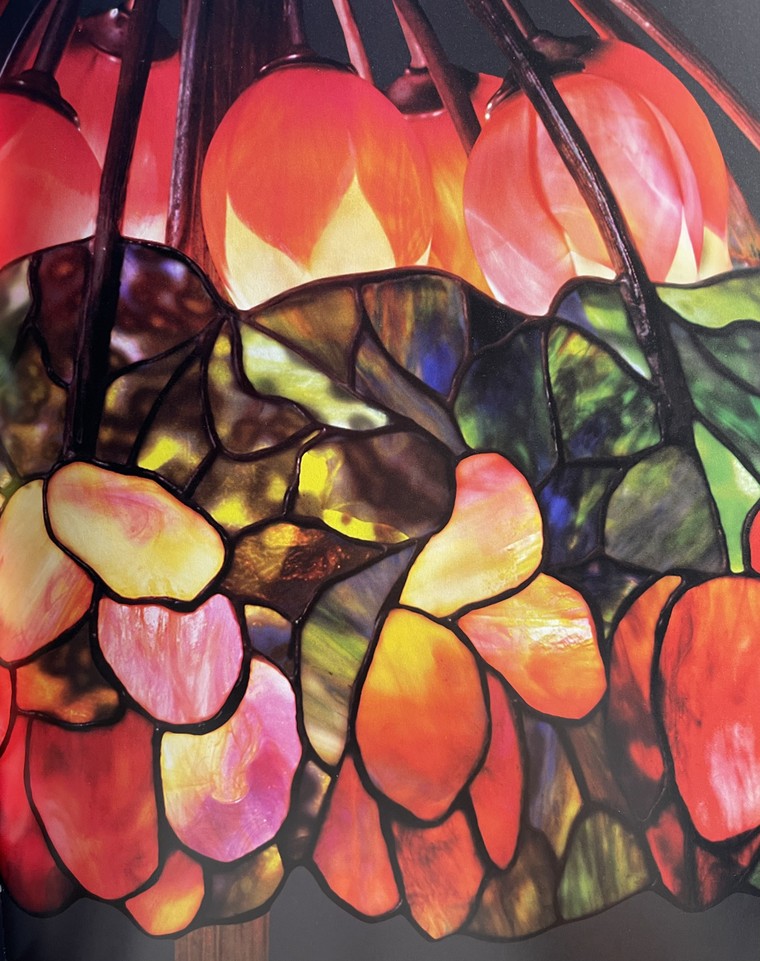 Đèn kính màu hoa sen: Tuyệt tác nghệ thuật của Tiffany Studios ảnh 1