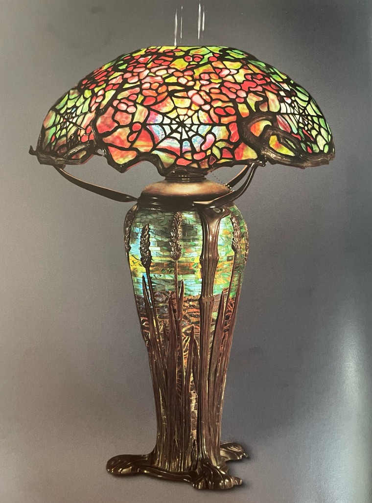 Hoạ tiết mạng nhện huyền bí trên đèn kính màu Tiffany ảnh 4