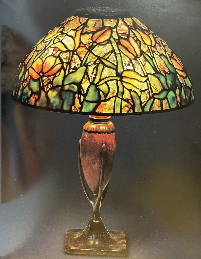 Mang mùa xuân đến cùng đèn kính màu Tiffany tulip ảnh 1