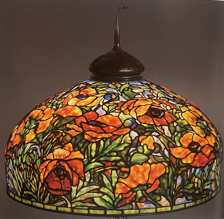 Vẻ đẹp gây nghiện của những đóa hoa anh túc trên đèn kính màu Tiffany ảnh 4
