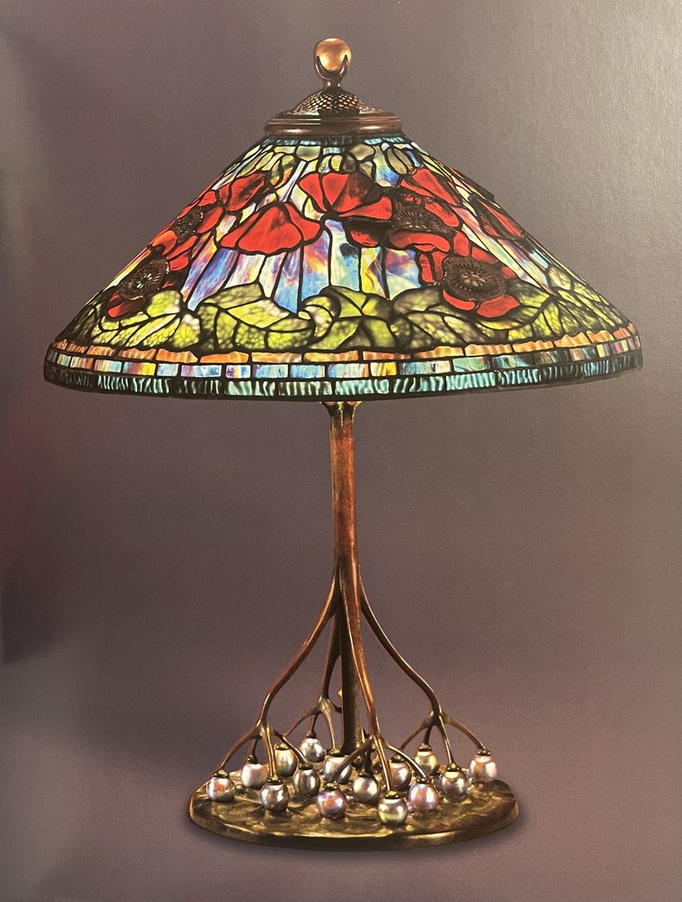 Vẻ đẹp gây nghiện của những đóa hoa anh túc trên đèn kính màu Tiffany ảnh 3